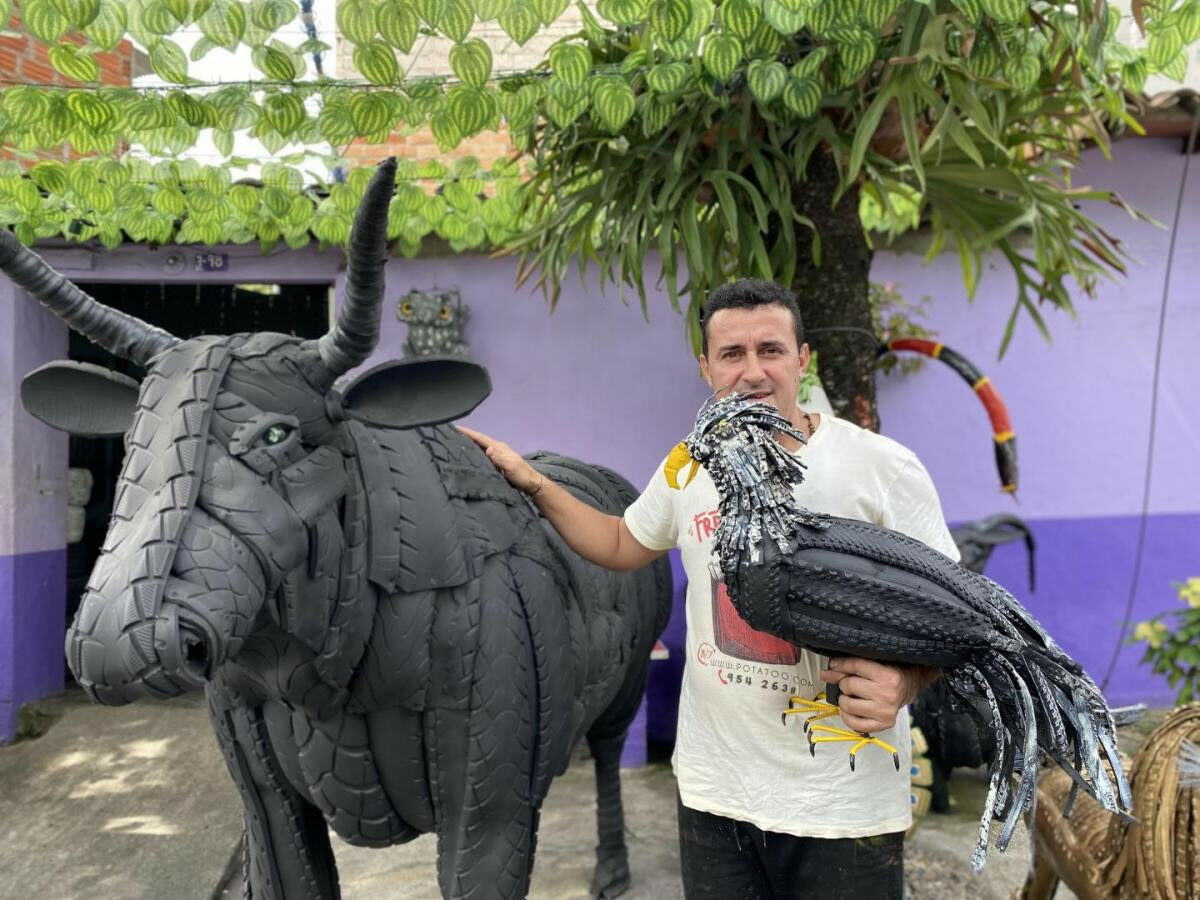 Orlando Pérez, the artist who builds animals using old tires in Piedecuesta