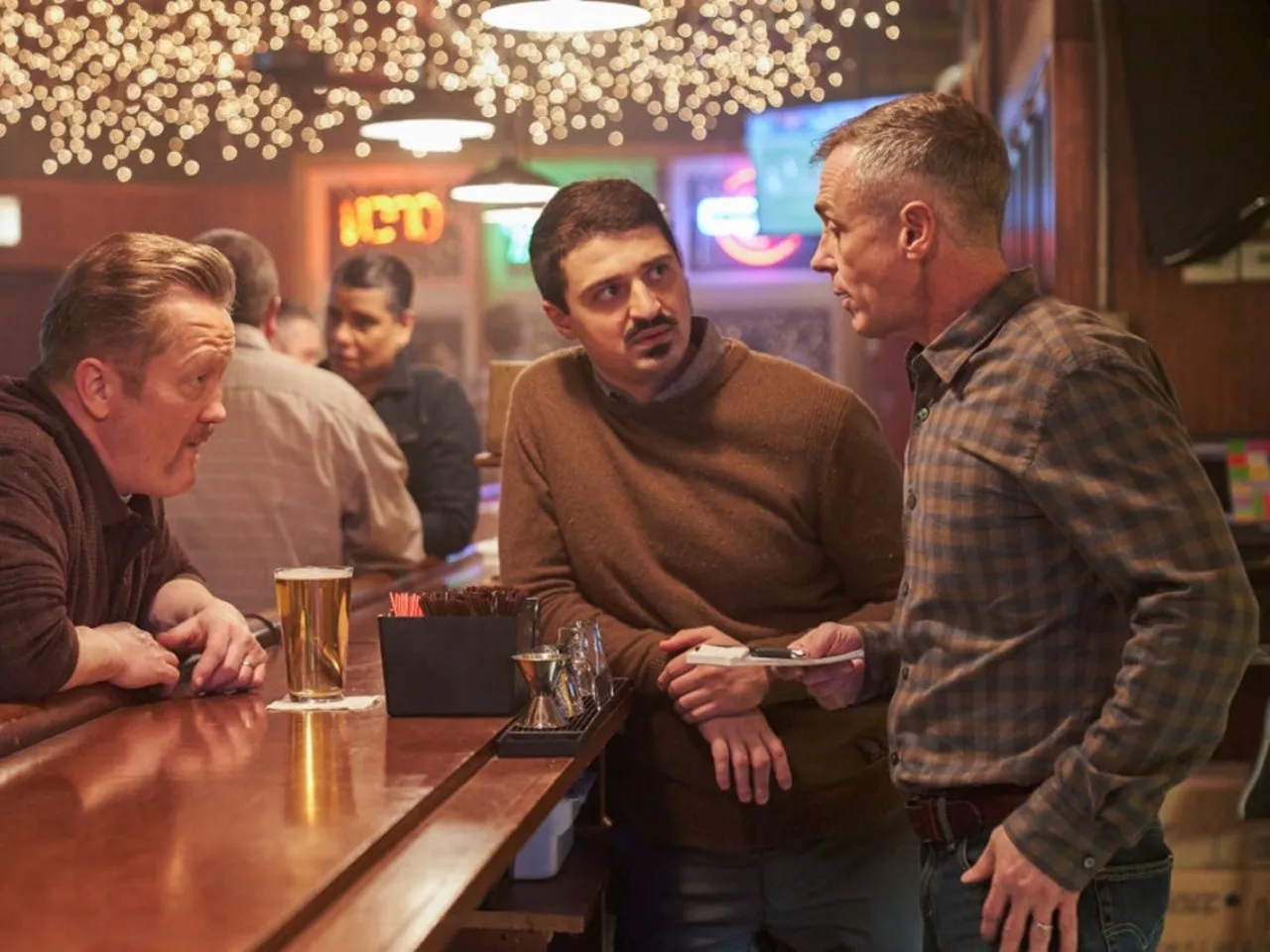 What the actors of Chicago Fire really drink when filming scenes in Molly's  bar?