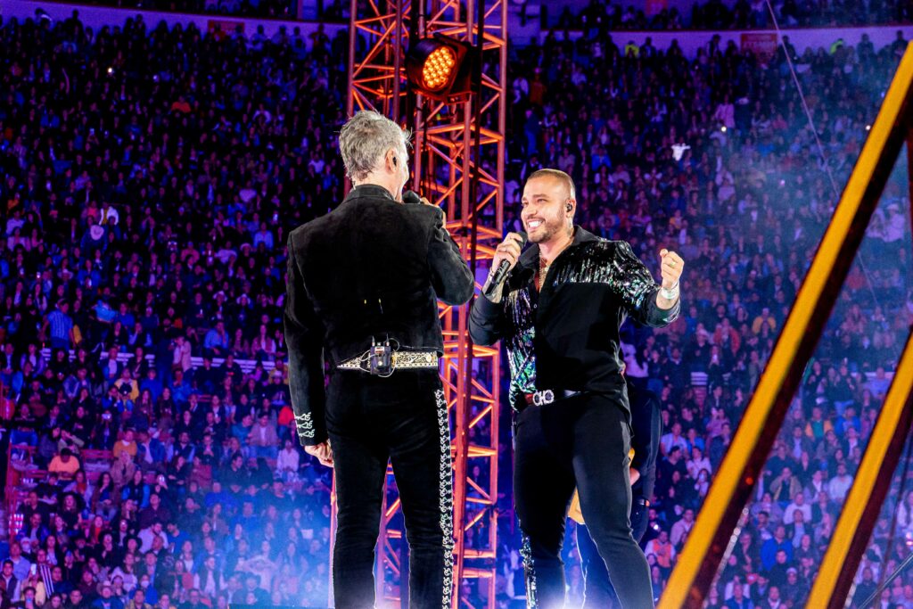 "Un Colombiano en La Monumental Plaza México,
gracias @alexoficial por incluirme en este hermoso sueño." Jessi Uribe