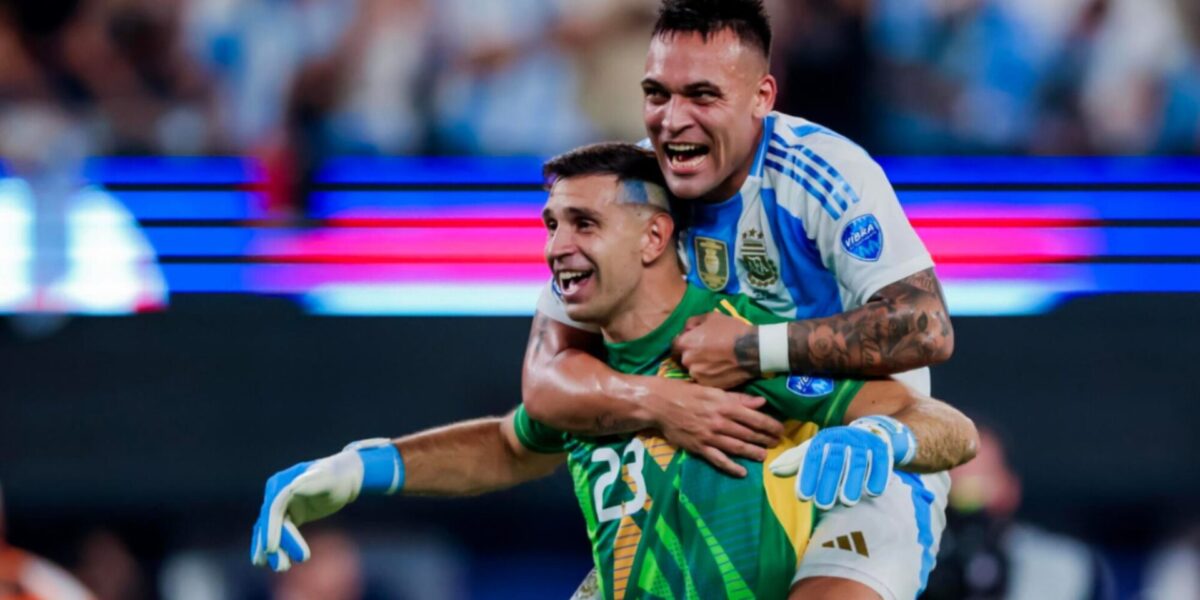 el dibu martinez the unyielding guardian of argentinas goal el dibu martinez the unyielding guardian of argentinas goal emiliano martinez festejando en la copa america fuente extra 1721022692